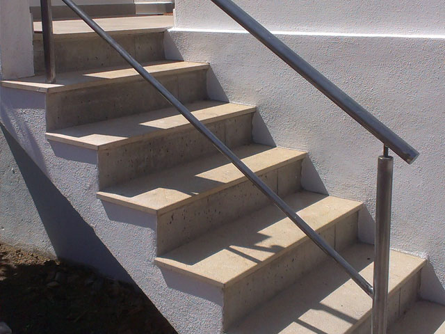 Fabricación de instalación de puertas en hierro forjado para entradas de  escaleras Diagonal Mar; Poble Nou, Barcelona